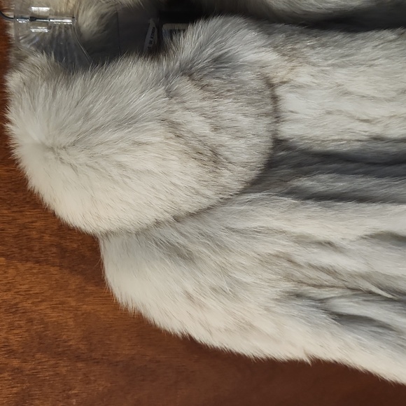 Elegant Cream Authentic Fox Fur Coat - Picture 14 of 15